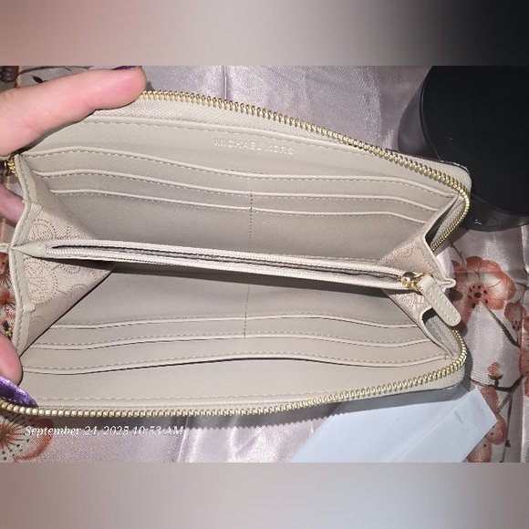Michael Kors wallet like new with flaws see last photo for issue - Picture 5 of 11